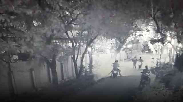 Ngeri ! Video Sekelompok Begal Bercelurit Serang Dua Pemuda