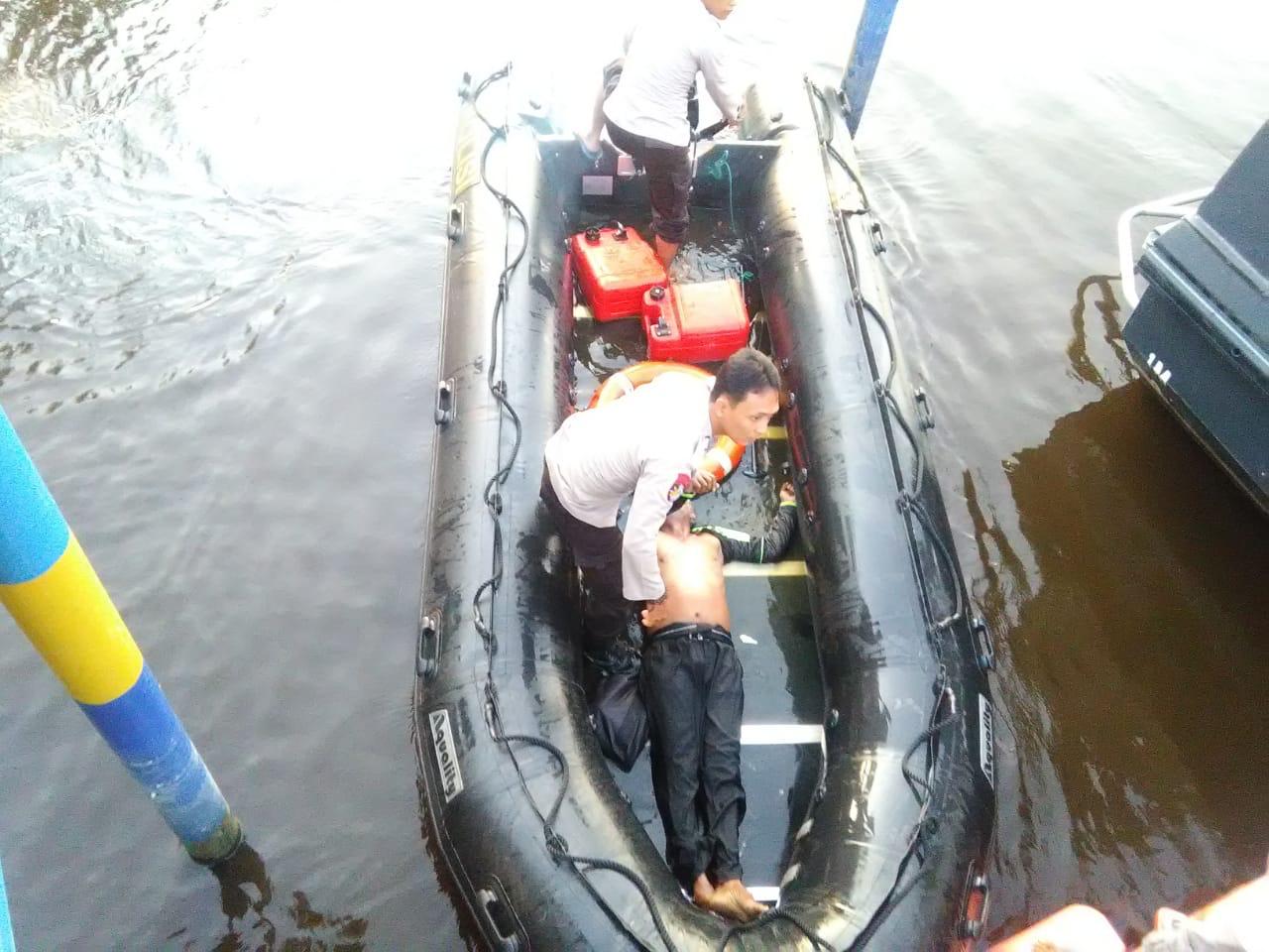 Dramatis, Anggota Polair Selamatkan Pria Yang Terjun Dari Jembatan Leigthon III Pekanbaru