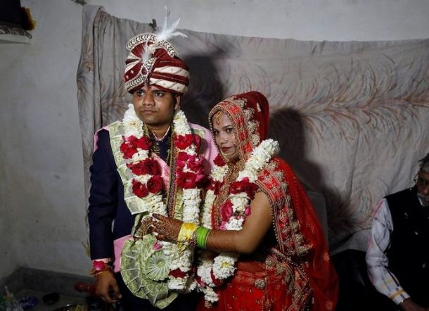 Menangis karena Kerusuhan, Pernikahan Pasangan Hindu Ini Diamankan Tetangga Muslim