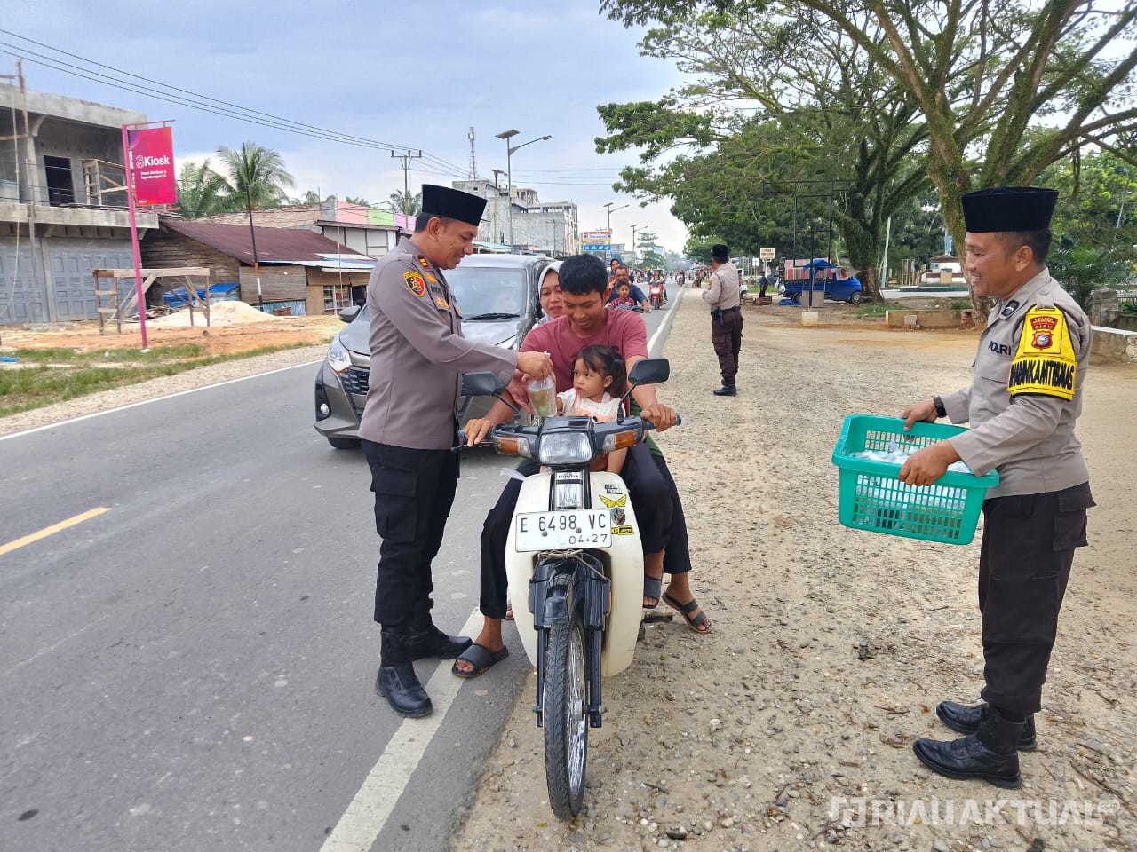 Polsek Rimba Melintang Berbagi Takjil Sambil Laksanakan Operasi Tertib Ramadhan