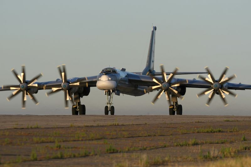 4 Pesawat Tempur Rusia Mendarat di Biak, Jadi Tontonan Warga