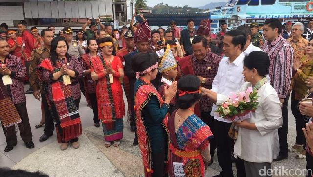 Horas! Ribuan Warga Sambut Kehadiran Jokowi di Pulau Samosir
