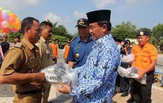 Bersempena HUT Damkar, Bupati Serahkan Bantuan