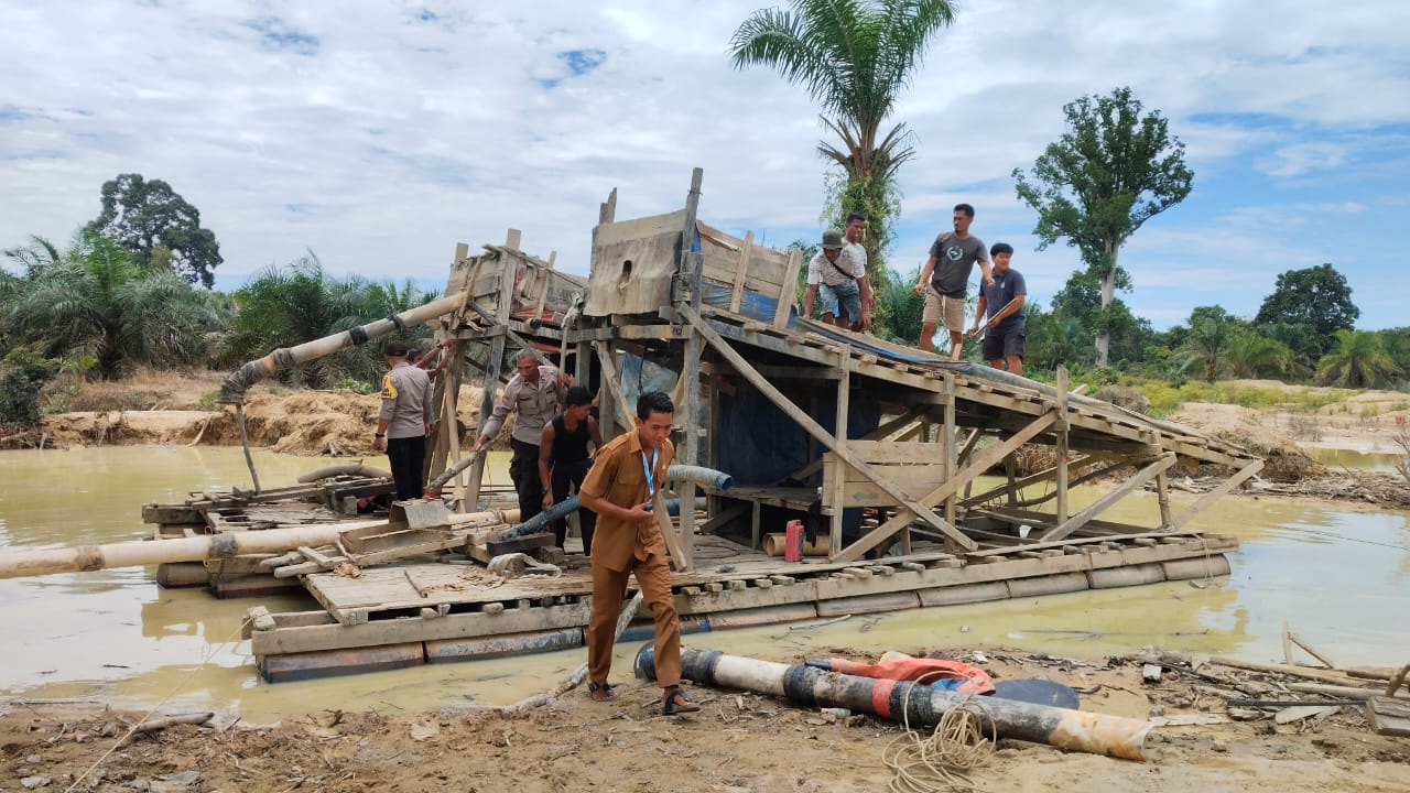 Warga Indragiri Hulu Bongkar Alat PETI, Bukti Pendekatan Humanis Polisi Berhasil