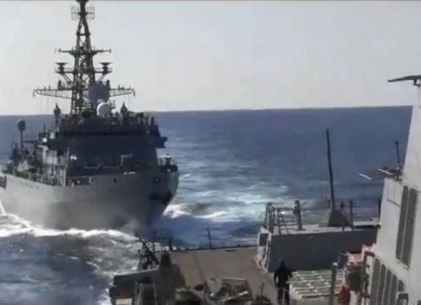 Meski Diperingati 5 Kali, Kapal Rusia Cuek dan Agresif Dekati Kapal AS di Laut Arab