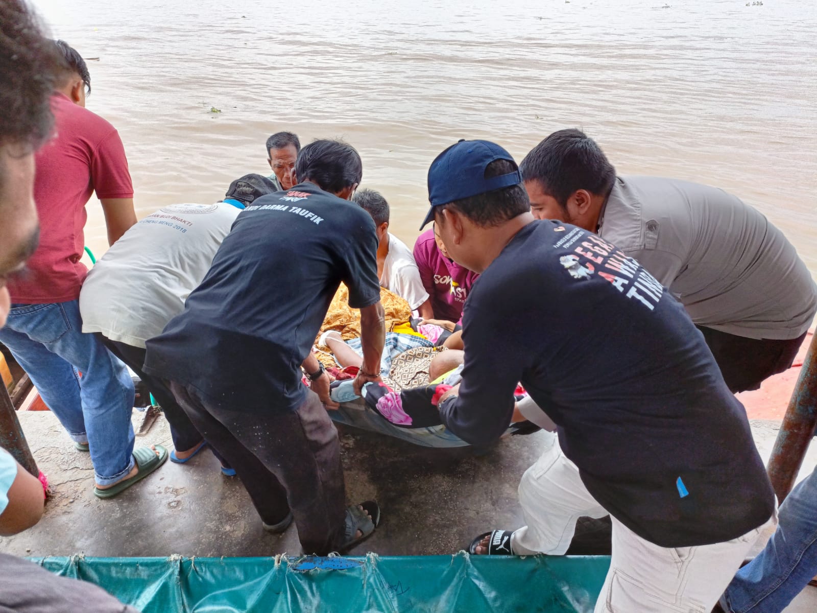 Mandi Ditepian Sungai Jerambang, Warga Inhil Patah Kaki Diterkam Buaya