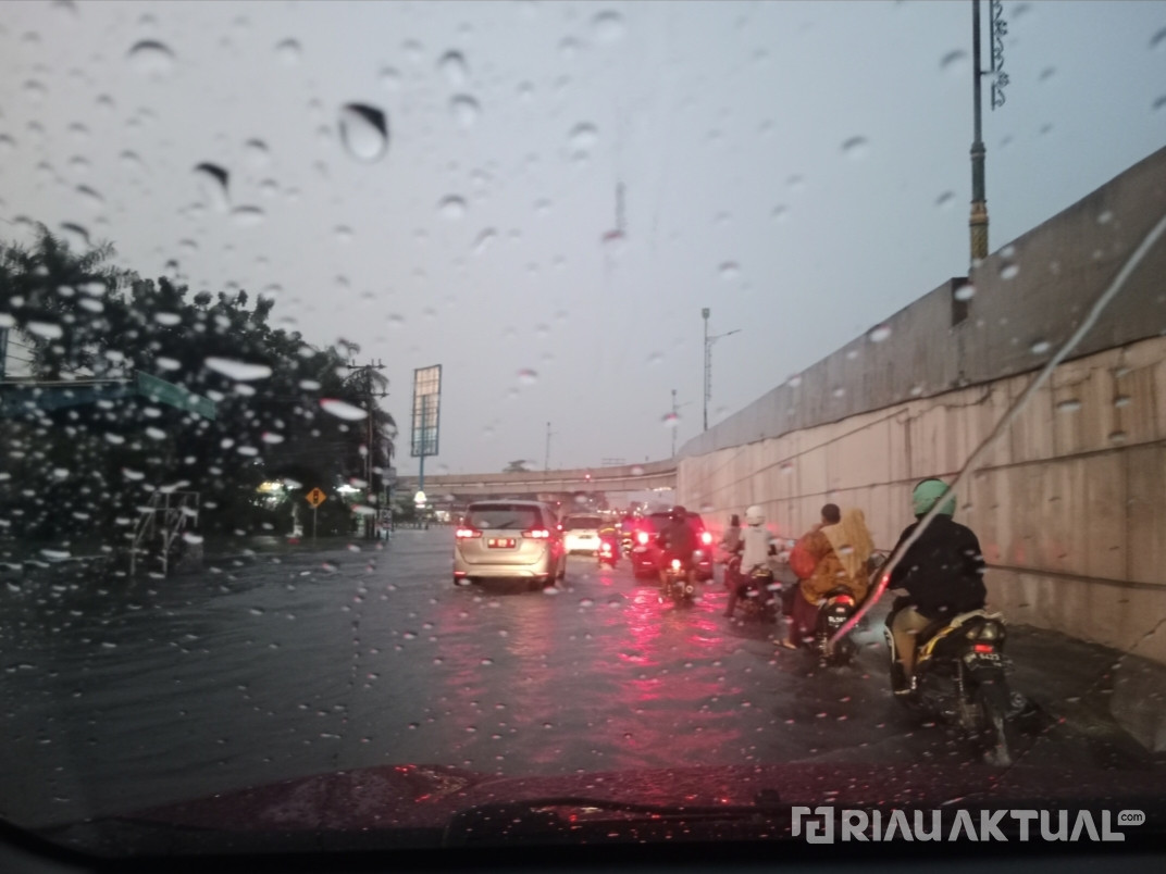 Update Cuaca: Hujan Disertai Petir dan Angin Kencang Mengguyur Riau Malam Hari