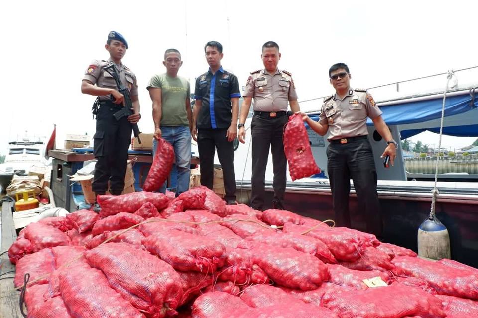 Polairud Polda Riau, Hadang Kapal Motor yang Angkut 1000 Karung Bawang Merah Ilegal