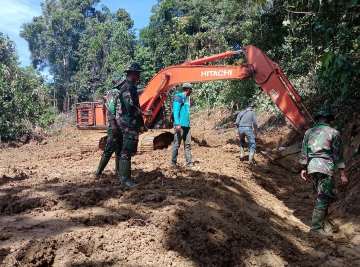 Progres Lanjutan Pembuatan Parit Kiri/Kanan Jalan Oleh Satgas TMMD Ke-108 Kodim 0105/Aceh Barat Capai 58 Persen