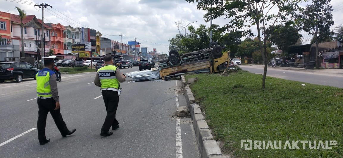 Gagal Nyalip, Truk Muatan Baja Ringan Terguling