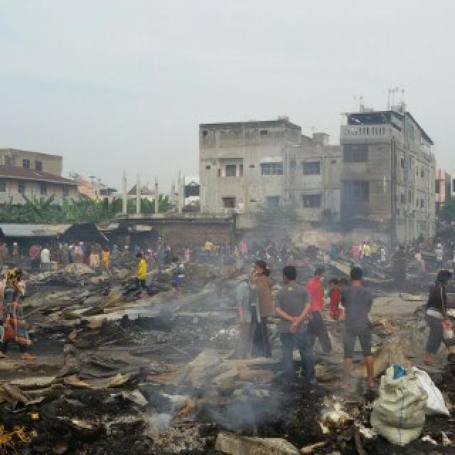 Pedagang dan Warga Kumpulkan Barang Sisa Kebakaran Pasar Cik Puan