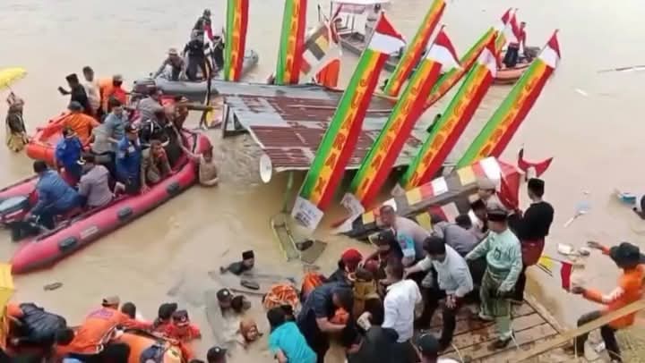 Perahu Barondo Tenggelam, Bupati Kuansing dan Istri Dievakuasi saat Pembukaan Pacu Jalur Pangean