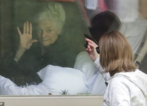 Cerita Haru Anak Berkomunikasi di Balik Kaca dengan Ibu yang Positif Corona