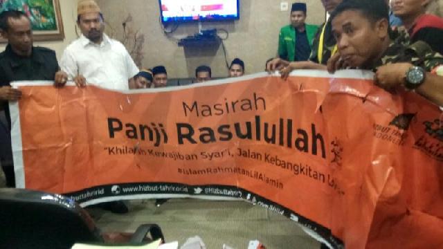 Polisi Kawal Aksi GP Ansor Riau Copot Spanduk yang Dinilai Provokasi