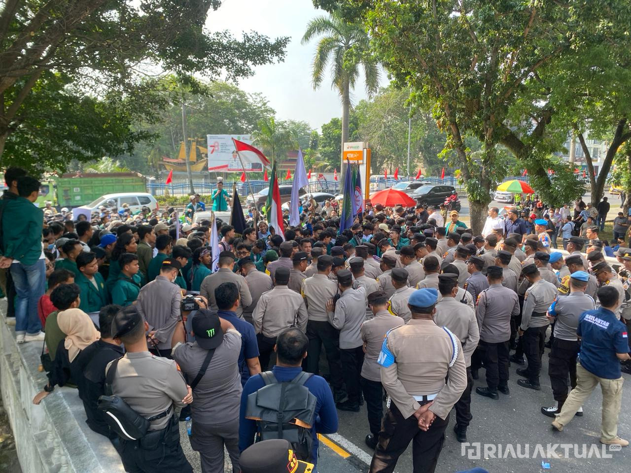 Bawa Isu Konflik Agraria, Ratusan Mahasiswa Geruduk DPRD Riau