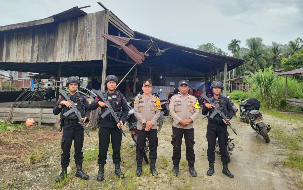 Kapolsek Kempas dan BKO Brimob Pantau Penghitungan Suara di TPS