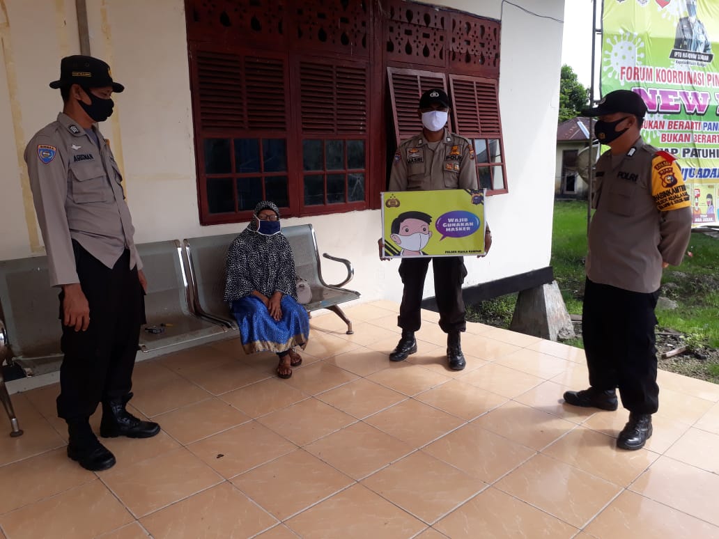 Personil Polsek Kuala Kampar  tetap himbau warga  patuhi protokol Kesehatan hindar Covid 19