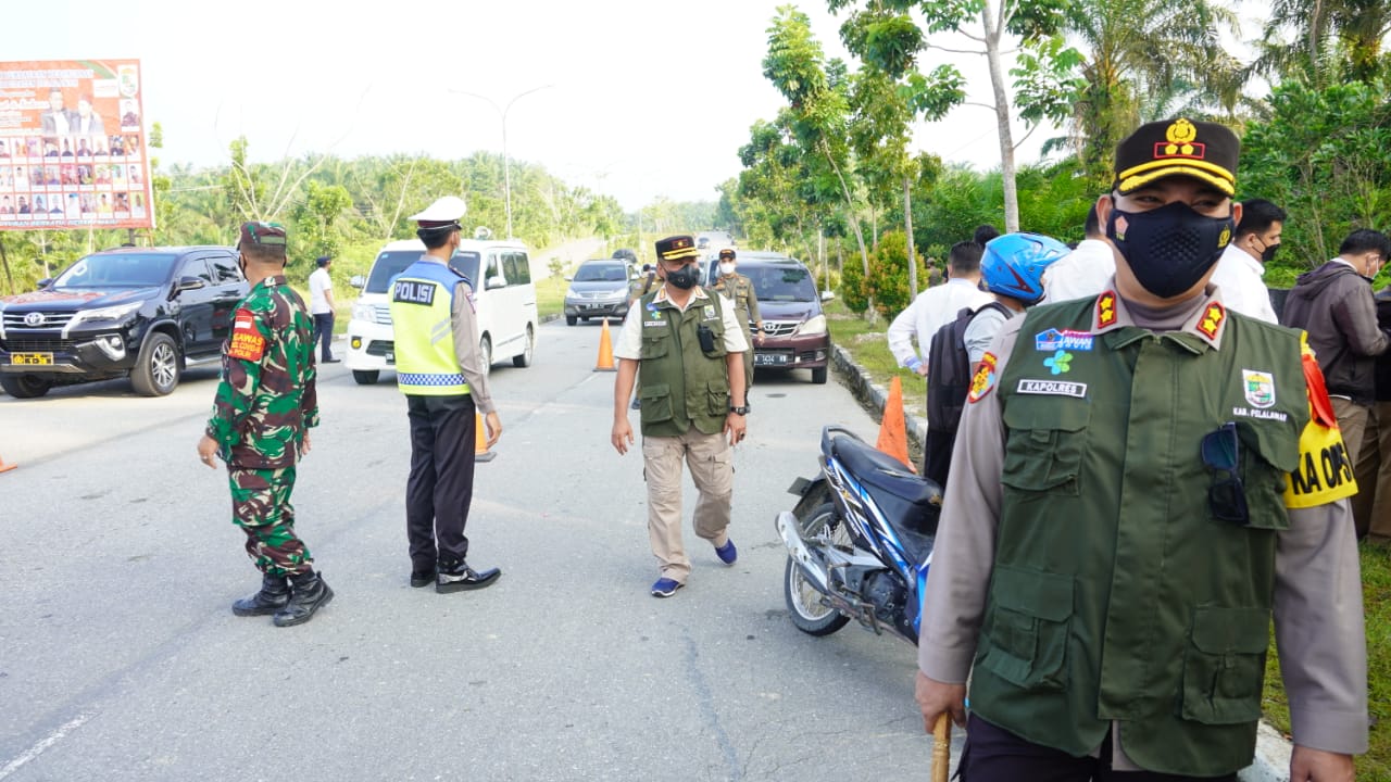 Polres Pelalawan Sekat Pintu Masuk dan Keluar Ibu Kota Kabupaten Pelalawan