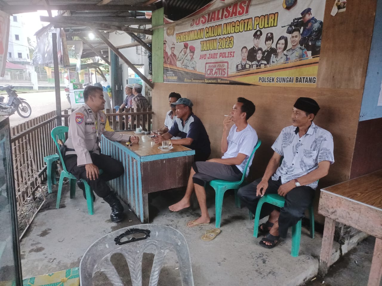 Bhabinkamtibmas Sungai Batang Sambangi Warga Pasenggerahan Cegah Gangguan Kamtibmas Jelang Pemilu 2024