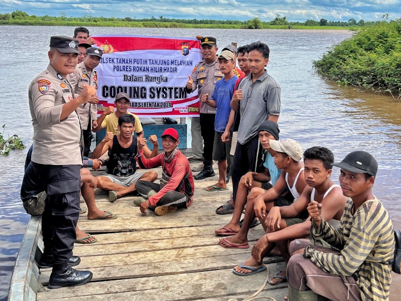 Kapolsek TPTM Sampaikan Pesan Pilkada Damai Kepada Nelayan dan Buruh Sawit di Sungai Rokan yang Ada Buaya