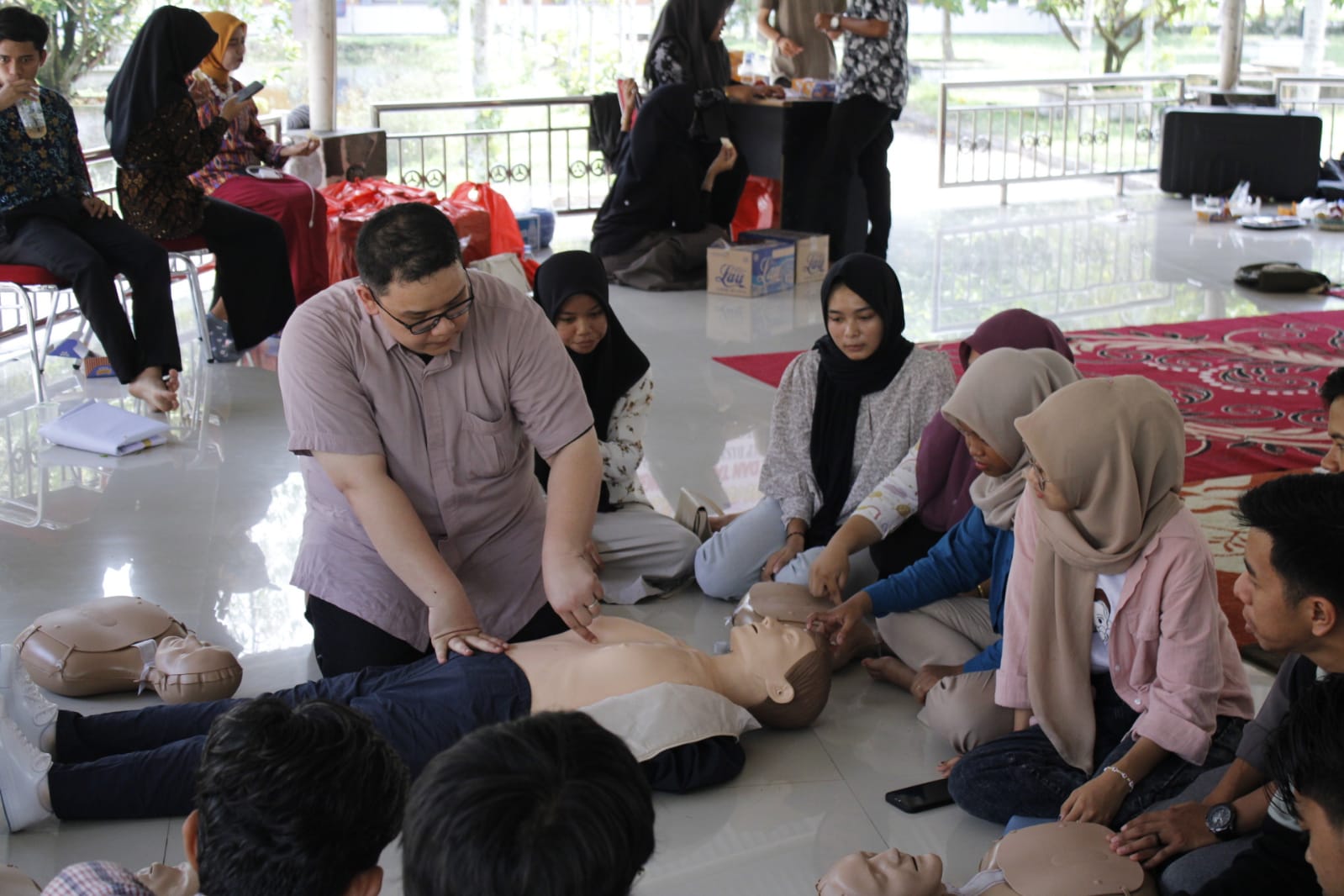 Komunitas KREKI Riau Berikan Pelatihan BHD untuk Mahasiswa Administrasi Publik FISIP Unri