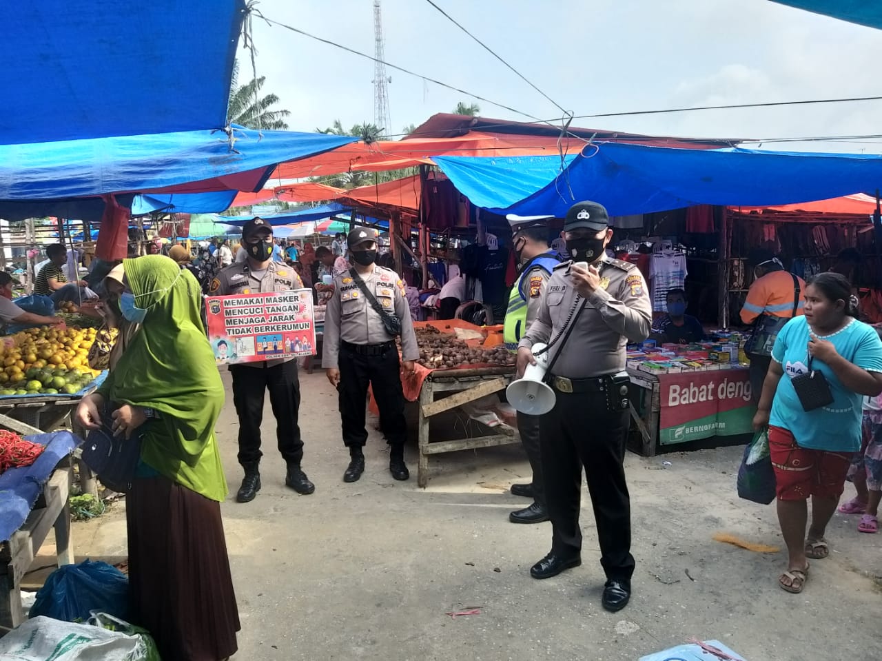 Personel Polsek Bandar Sei Kijang Lakukan Operasi Yustisi di Pasar