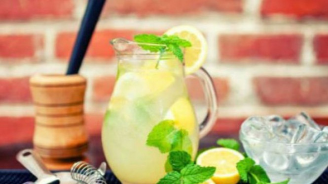 Membuat Minuman Detoksifikasi untuk Menurunkan Berat Badan