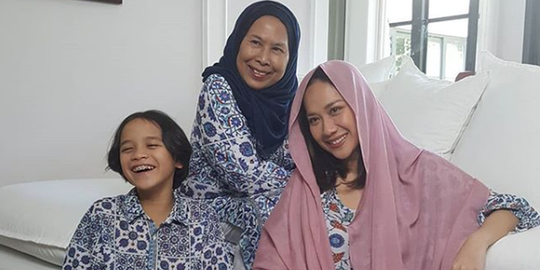 Ibunda Ashraf Sinclair Kembali ke Malaysia, Pesan Haru Untuk BCL Ini Bikin Netizen Terenyuh