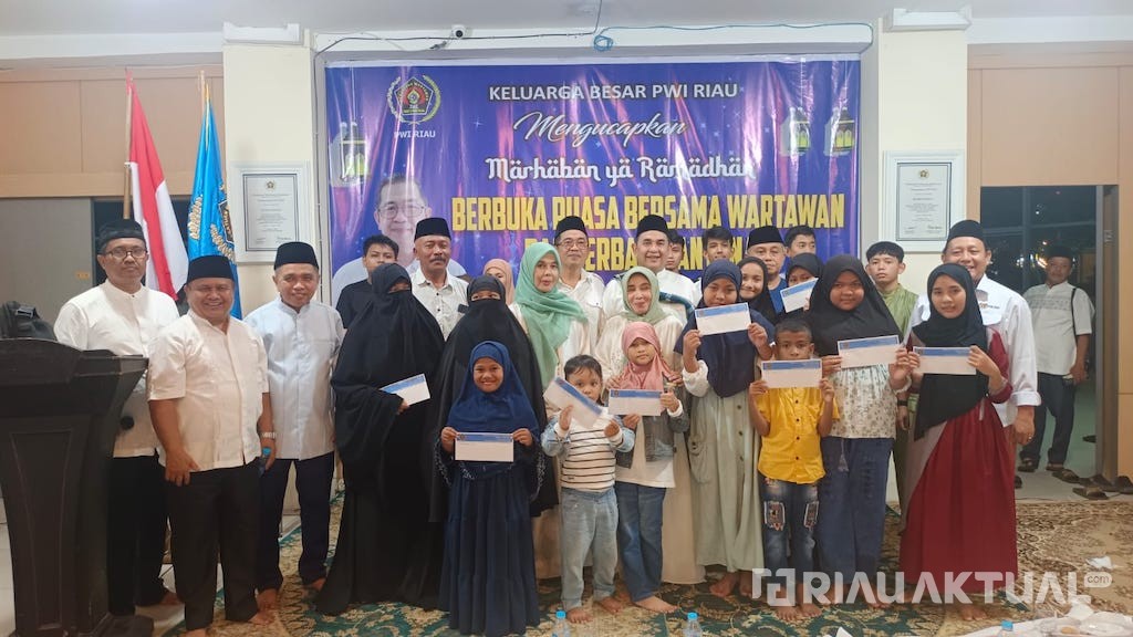 PWI Riau Santuni Anak Yatim dan Janda Wartawan, Bagikan 320 Bingkisan untuk Anggota