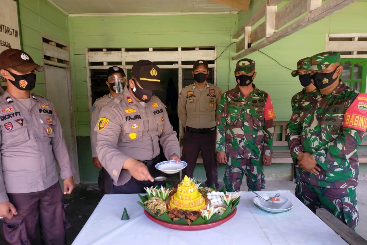 Rayakan HUT TNI Ke-75, Polsek Kerumutan Potong Tumpeng di Pos Koramil 15 KK Kecamatan Kerumutan