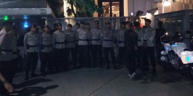 Penyidik KPK Dan Personel Brimob Sambangi Rumah Setya Novanto