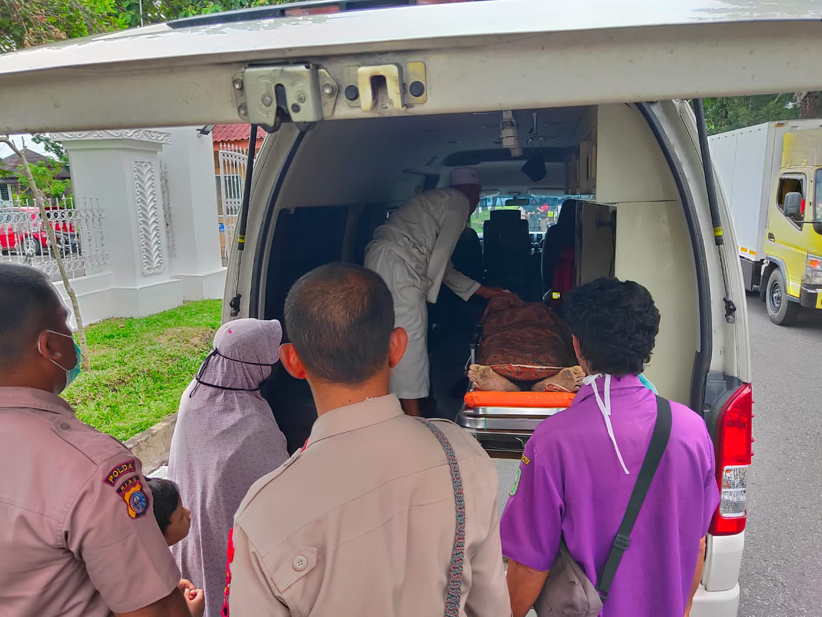 Pria Paruh Baya Ditemukan Tewas Disamping Rumah Dinas Gubernur Riau