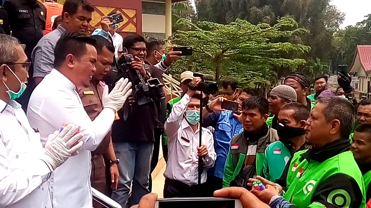 Wakil Ketua DPRD Riau Perkenalkan Salam Melayu pada Pengemudi Ojol 