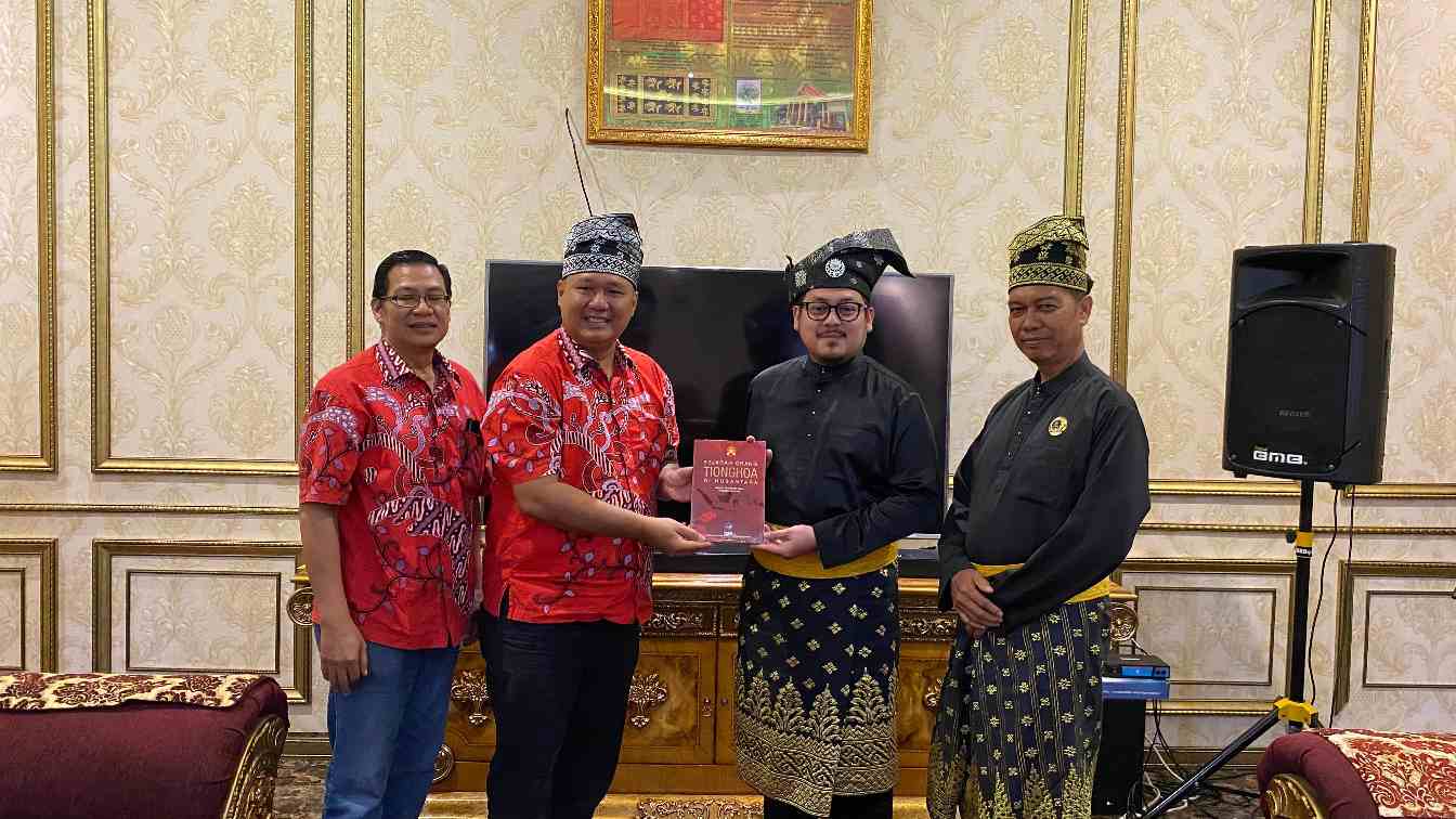 Perbauran Adat dan Agama, Ketua MKA LAMR Pekanbaru Terima Kunjungan Silaturahmi PSMTI