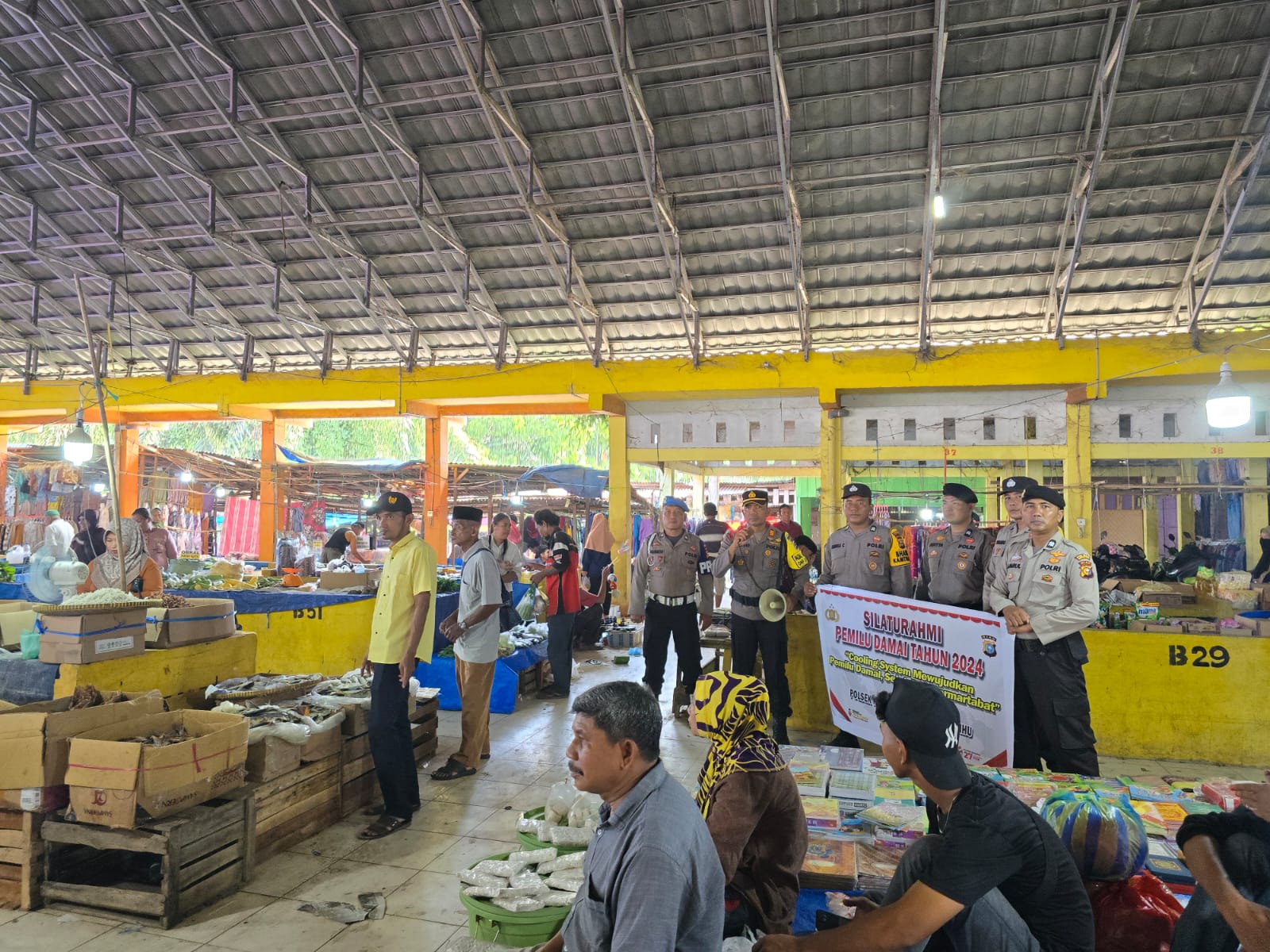 Di Pasar, Personel Polsek Kuala Cenaku Ajak Pedagang Kawal Pilkada Damai