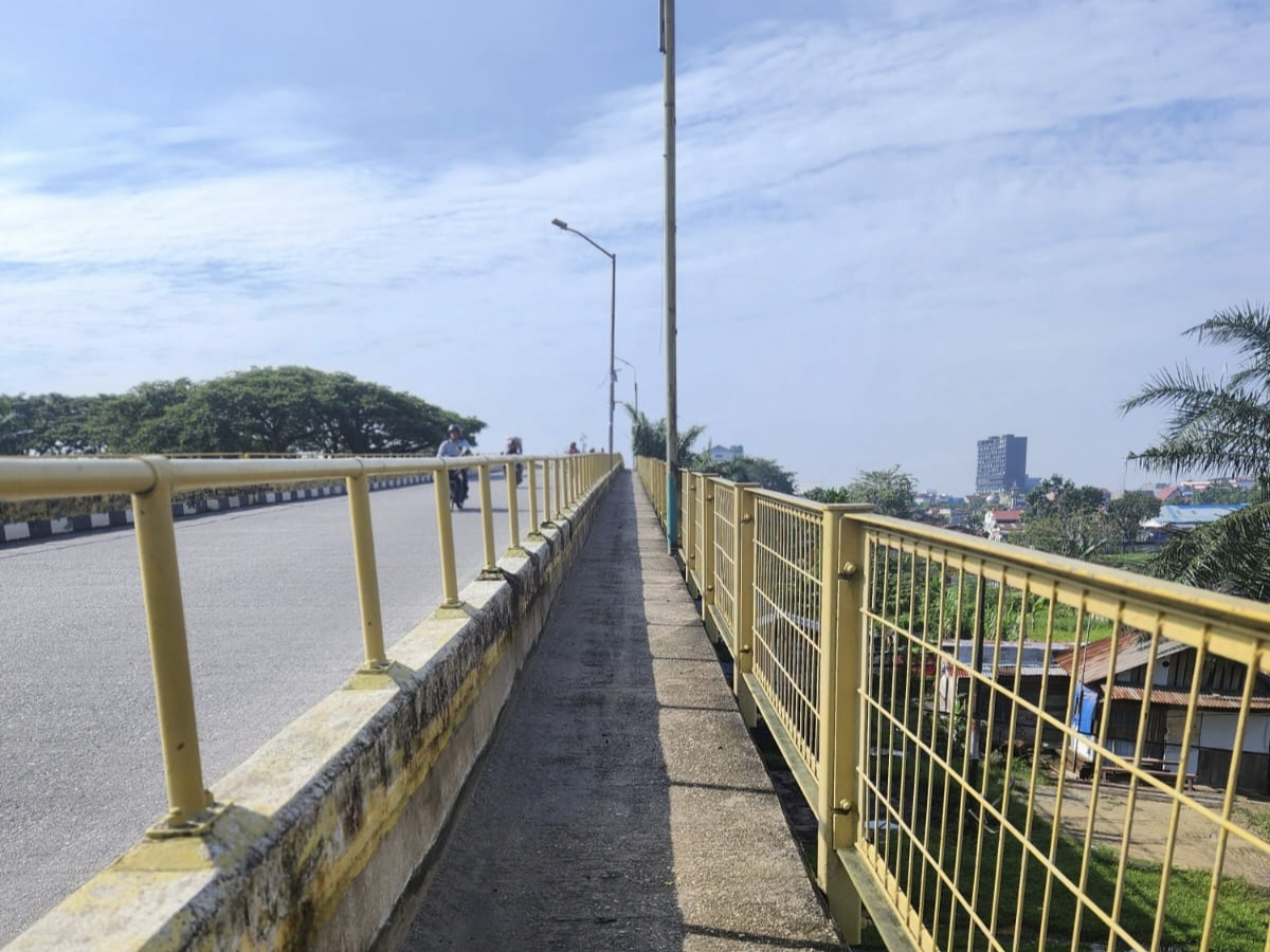 Kabel Fiber Optik di Jalur Pejalan Kaki Jembatan Siak I Telah Dipindahkan