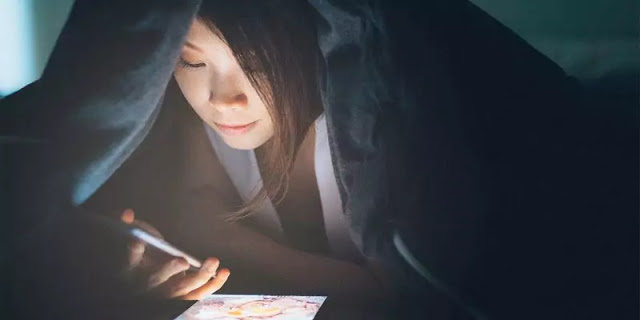 3 Dampak Fatal Begadang Sambil Main Handphone