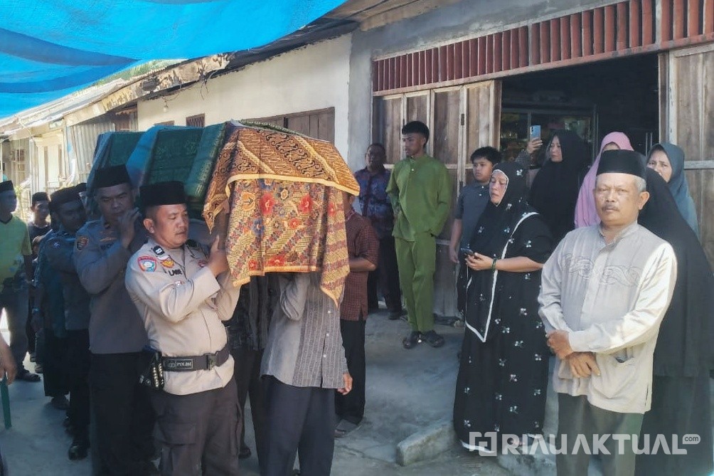 Wujud Empati dan Kepedulian Polri, Kapolsek TPTM dan Personel Ikut Gotong Keranda