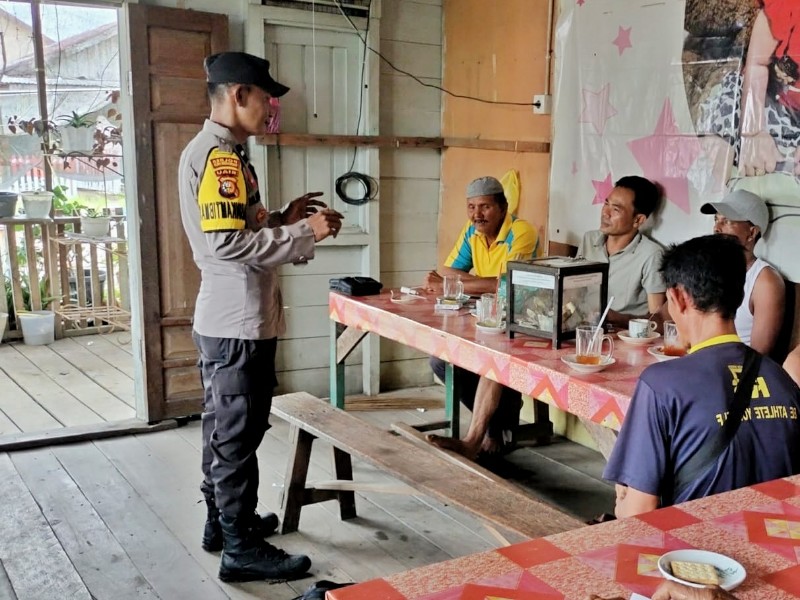 Polsek Tanah Merah Sampaikan Pesan Pilkada Damai kepada Warga Desa Tekulai Bugis