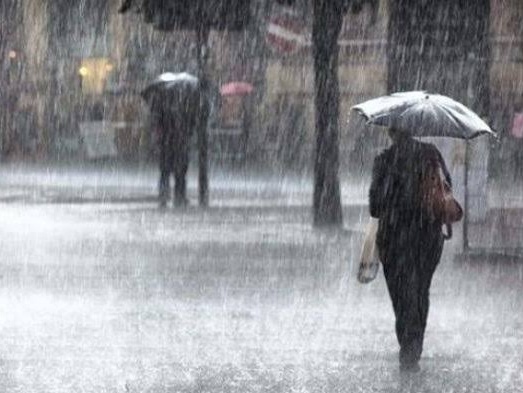 Waspada Hujan Lebat Disertai Angin Kencang dan Gelombang Tinggi Terjadi di Pesisir Riau