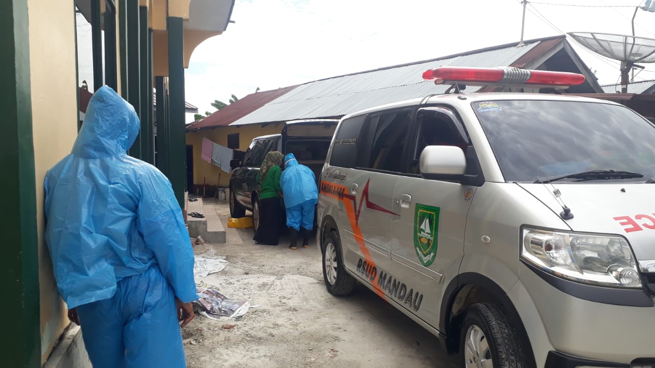Hasil Swab Positif Corona, Petugas Gunakan APD Lengkap Datangi Rumah Almarhumah NI di Duri