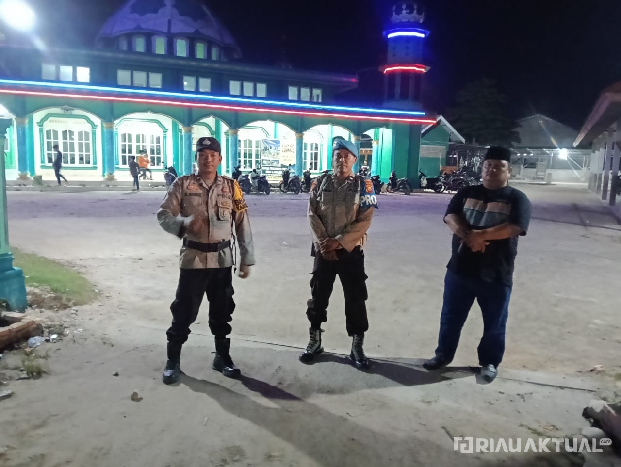 Ciptakan Rasa Aman, Polsek TPTM Jaga Salat Tarawih di Masjid Al Muhajirin Rohil