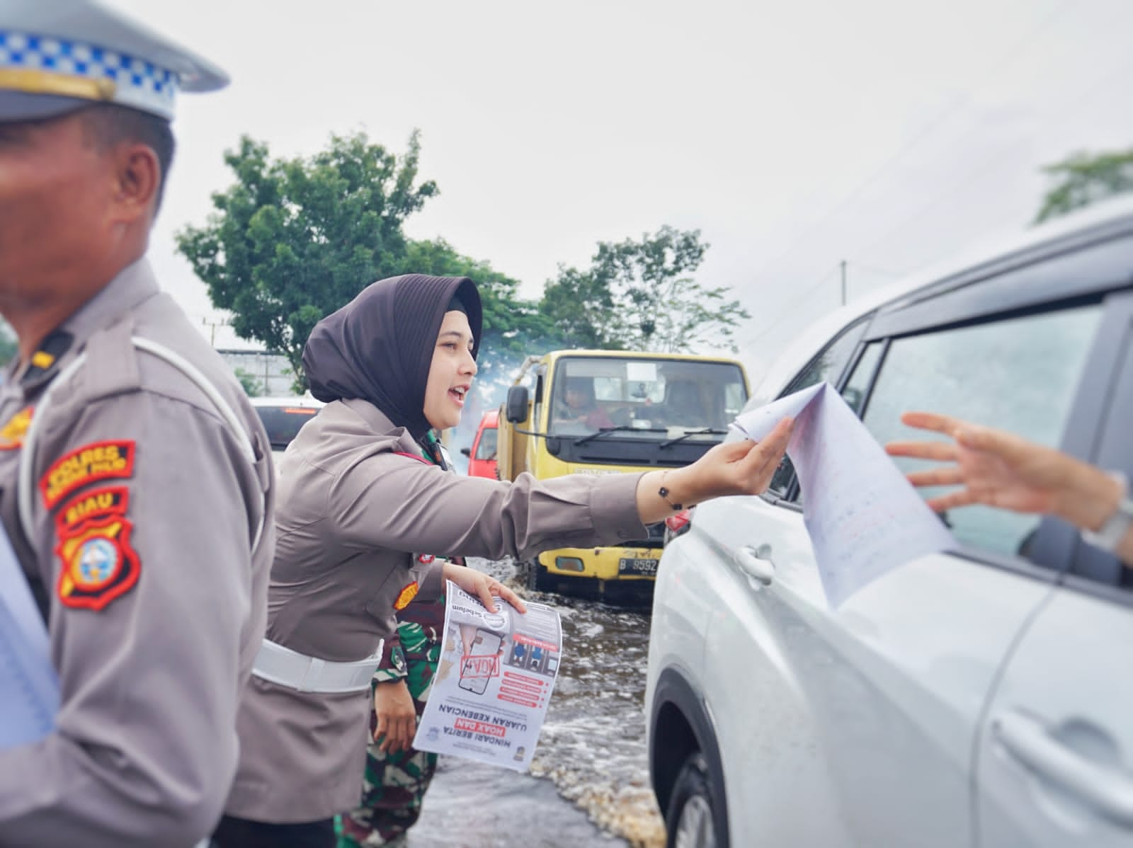 Kompak, Polwan dan Kowad Sosialisasi Pemilu Sambil Tangani Banjir