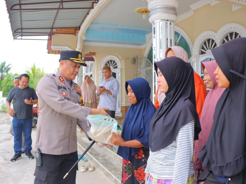 Kapolres Rokan Hilir Berikan Bantuan Sosial di Kepenghuluan Rantau Bais