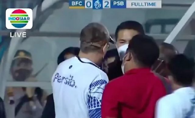 Inikah Penyebab Pelatih Persib Diserang?