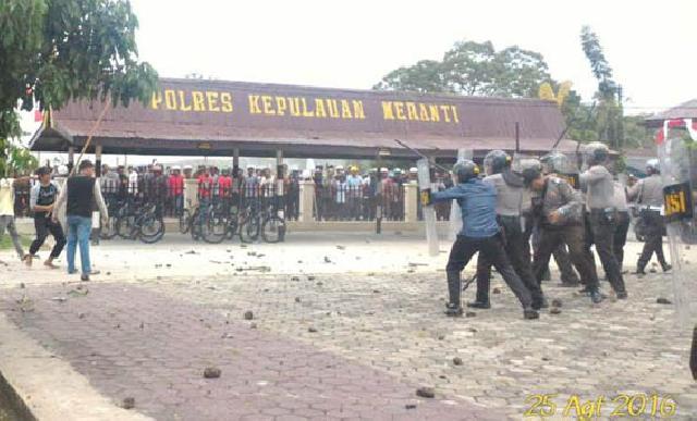 Breaking news ! Meranti Memanas, Warga Serang Mapolres