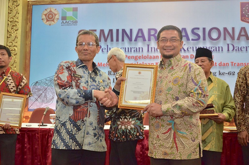 Pengelolaan Keuangan Pemprov Riau Terbaik di Sumatera, Gubri Terima Penghargaan dari UGM