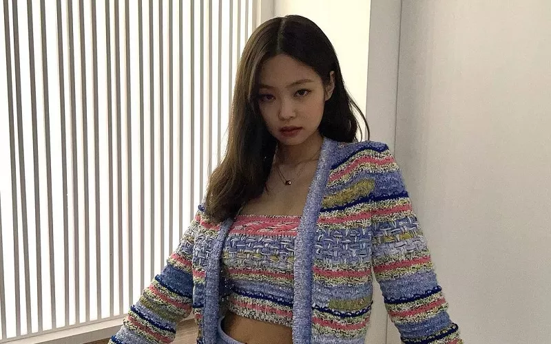Gaya Outfit Colorful ala Jennie BLACKPINK