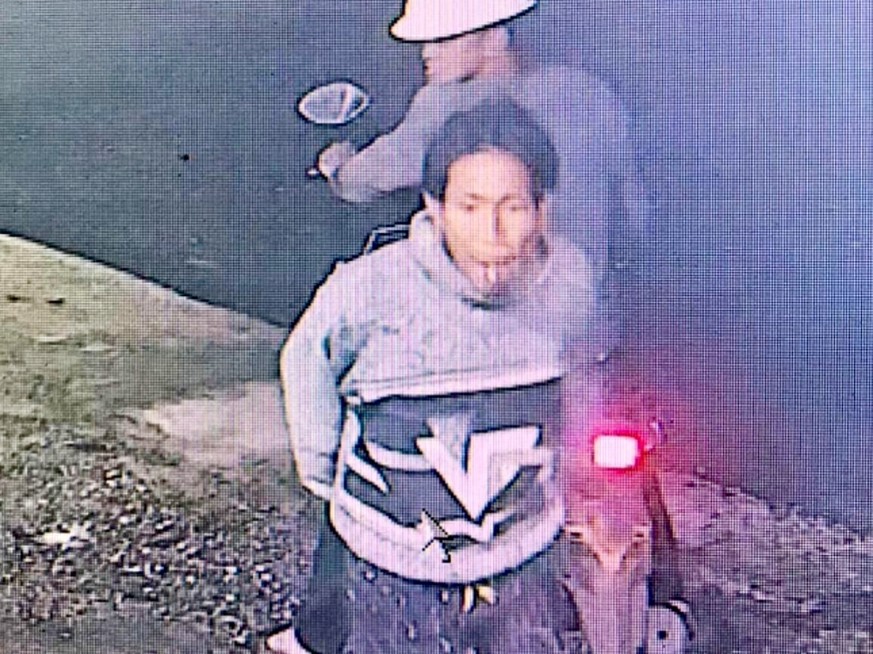 Terekam CCTv, Anak Kecil di Pekanbaru Jadi Korban Jambret saat Asyik Main Handphone