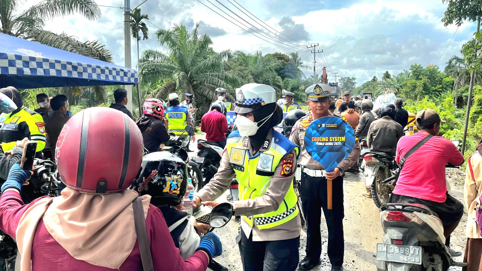 Jembatan Amblas, Kasat Lantas Polres Inhu dan Polwan Cantik Bawa Pesan Pemilu